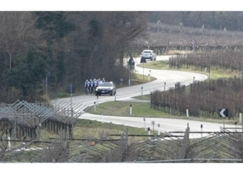 I carabinieri avrebbero già il numero di targa dell'auto da cui sono stati esplosi