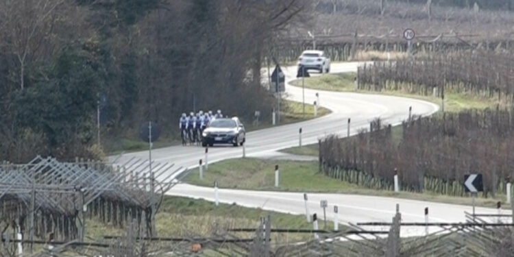 I carabinieri avrebbero già il numero di targa dell'auto da cui sono stati esplosi