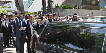 Nella sinagoga le esequie del rabbino Eli Schlanger