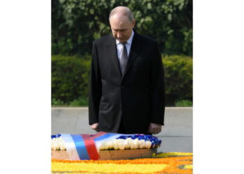 Presidente russo lascia messaggio in visita a Rajghat