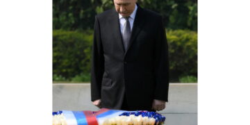 Presidente russo lascia messaggio in visita a Rajghat