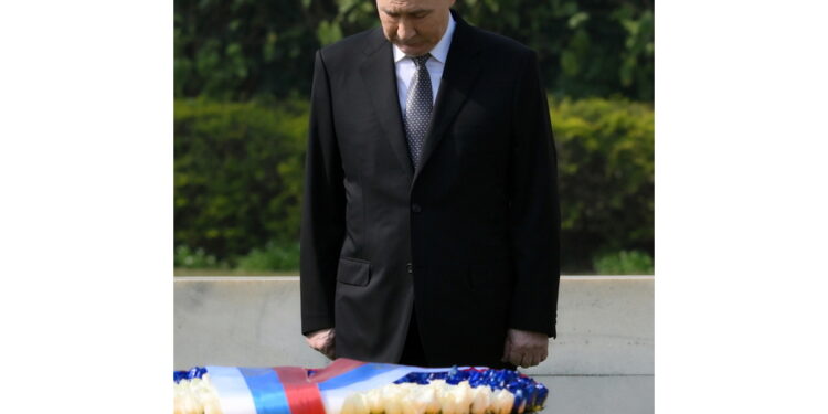 Presidente russo lascia messaggio in visita a Rajghat