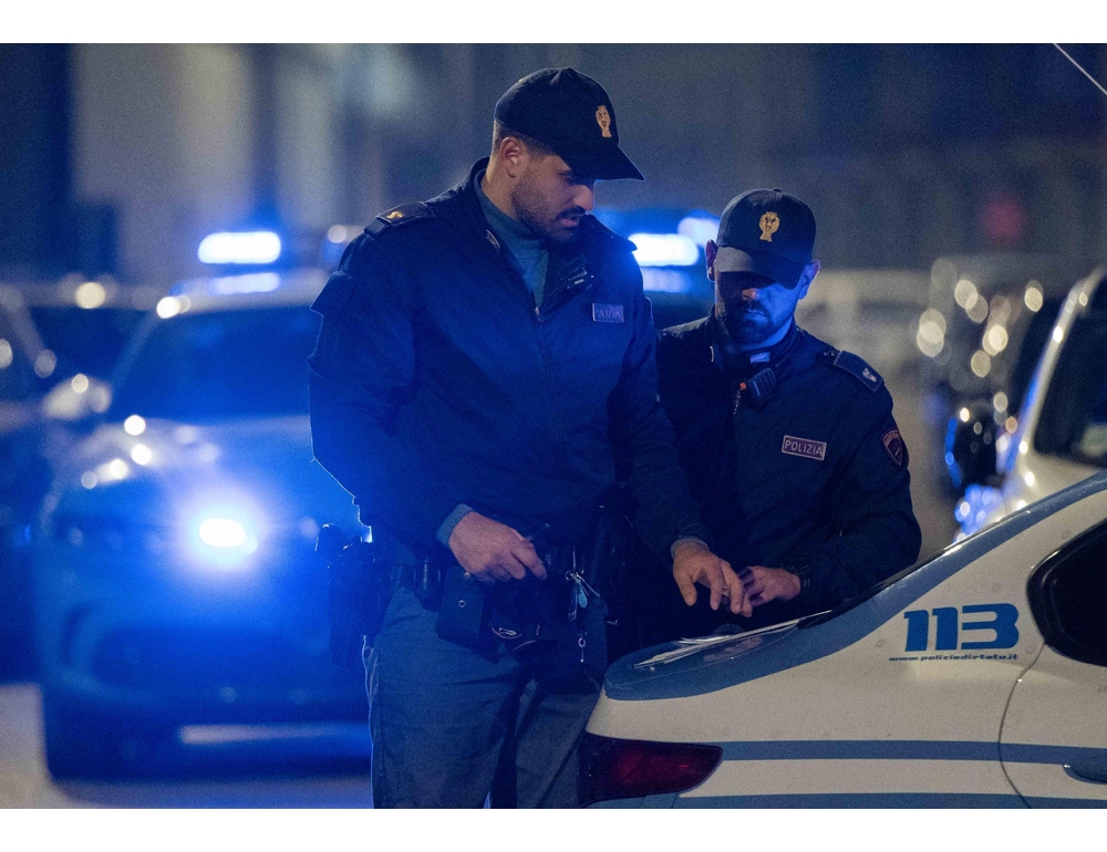 Rapina a guardia giurata nella notte a Milano, vigilante spara tra le case