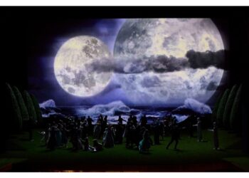 Otto minuti di applausi per l'apertura di Stagione