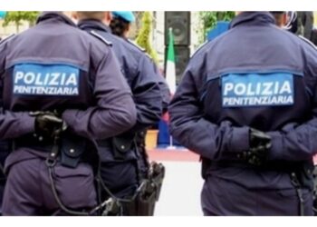 Personale sanitario costretto a barricarsi in una stanza dell'ambulatorio