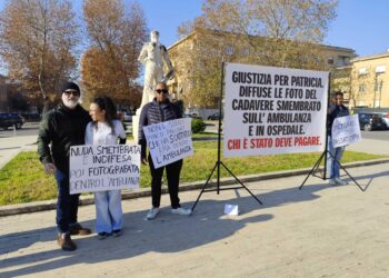 Presentarono una denuncia per vilipendio di cadavere e revenge porn ma nessuna inchiesta