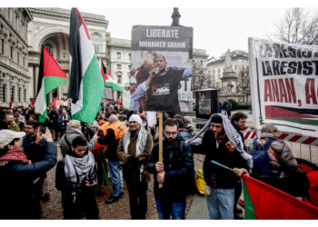 Sindacati e attivisti in presidio in attesa della Prima