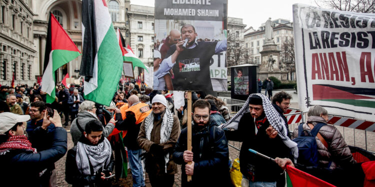 Sindacati e attivisti in presidio in attesa della Prima