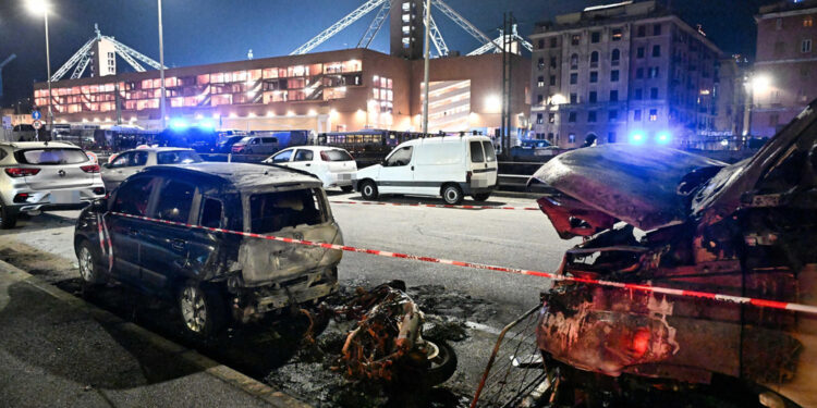 Indagini della Digos e della polizia scientifica per identificare gli autori