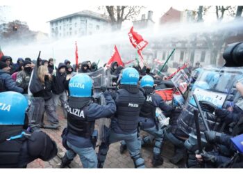 Con volto coperto tentano di sfondare cordone polizia