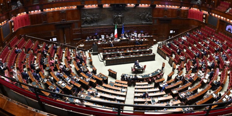 I voti favorevoli sono stati 219