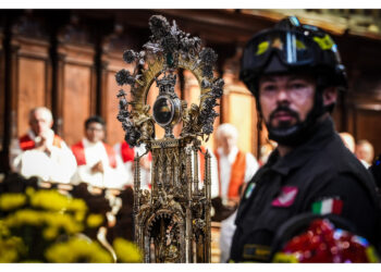 Accolto dall'applauso di fedeli e turisti nella Cappella del Tesoro