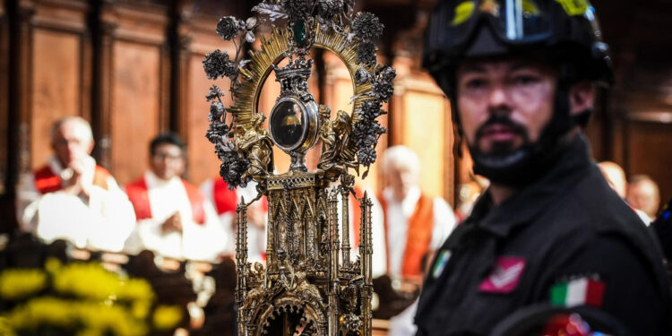 Accolto dall'applauso di fedeli e turisti nella Cappella del Tesoro