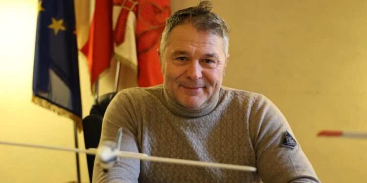 Zuccarini parla di 'eroica missione'. 'Protagonista efferati delitti' replica sindacato