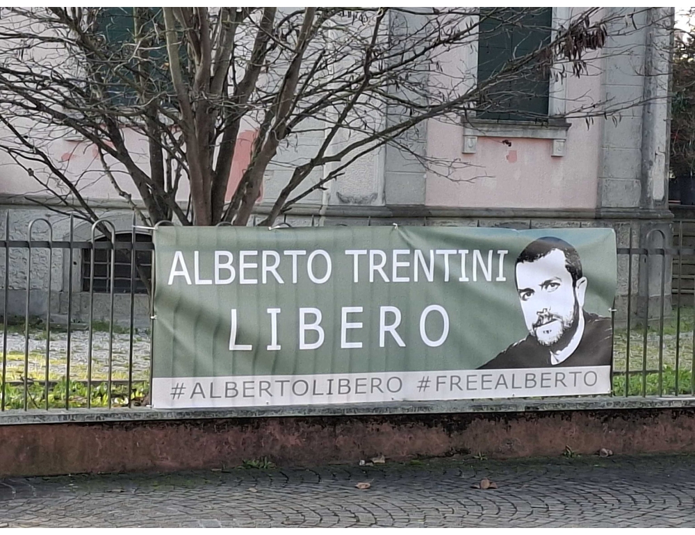 Striscione per chiedere la libertà di Alberto Trentini esposto a Vigonovo