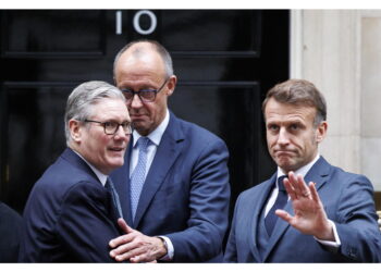 Lo ha annunciato il presidente francese: 'Per cercare di fare progressi'