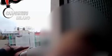 Una 85enne era appesa al davanzale della finestra