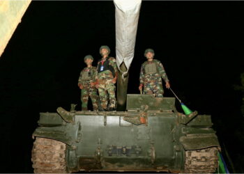 Entrambi i Paesi si accusano di aver cominciato gli attacchi