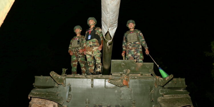 Entrambi i Paesi si accusano di aver cominciato gli attacchi