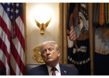 Dichiarazioni ai reporter durante un incontro con imprenditori