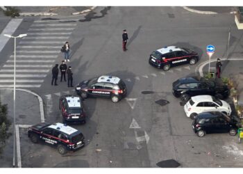 'Bloccata da due uomini e abusata da un terzo'. Indagini in corso