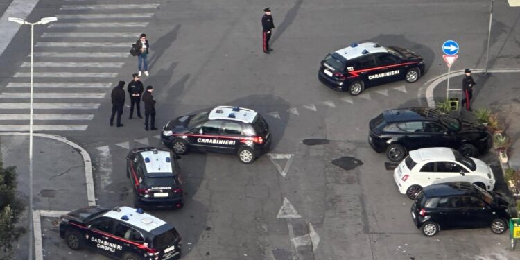 'Bloccata da due uomini e abusata da un terzo'. Indagini in corso