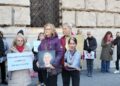 Manifestazione di amici e parenti davanti al tribunale di Trieste