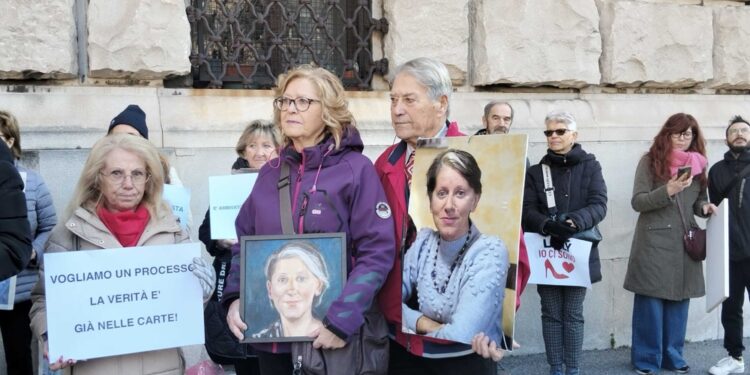 Manifestazione di amici e parenti davanti al tribunale di Trieste