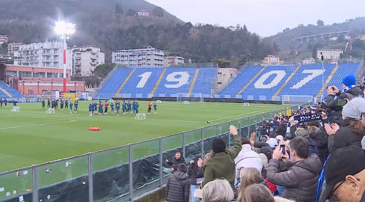 Como, allenamento a porte aperte e stadio gremito