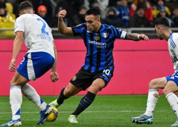 Lautaro Martinez affrontato dai difensori lariani (foto Roberto Colombo)