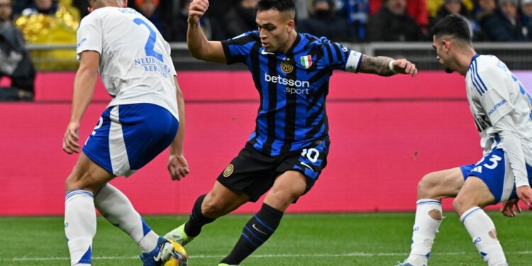 Lautaro Martinez affrontato dai difensori lariani (foto Roberto Colombo)