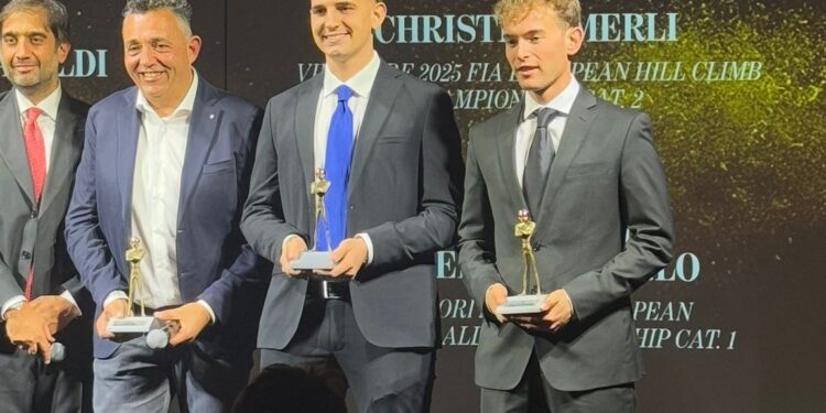 La consegna del premio a Matteo Fontana e Alessandro Arnaboldi (a destra)