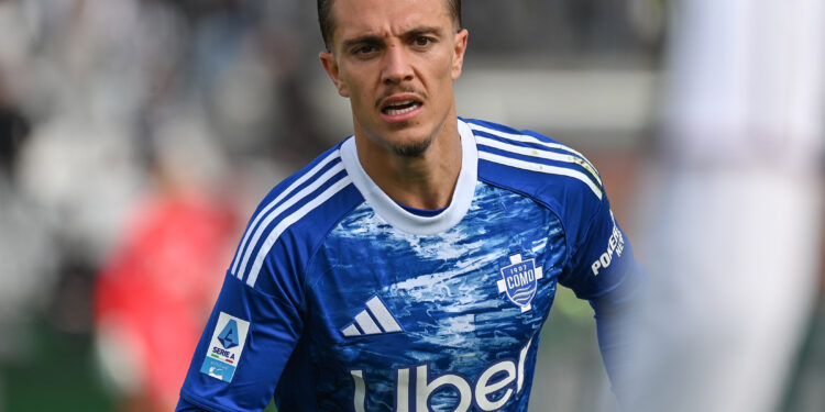 Il centrocampista del Como Maxence Caqueret (foto Roberto Colombo)