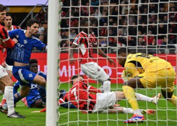 Il Como in attacco con Cutrone durante Milan-Como della stagione 2024-2025 a San Siro (foto Roberto Colombo)