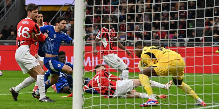 Il Como in attacco con Cutrone durante Milan-Como della stagione 2024-2025 a San Siro (foto Roberto Colombo)