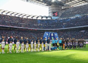 Milan e Verona schierate a San Siro (foto Roberto Colombo)