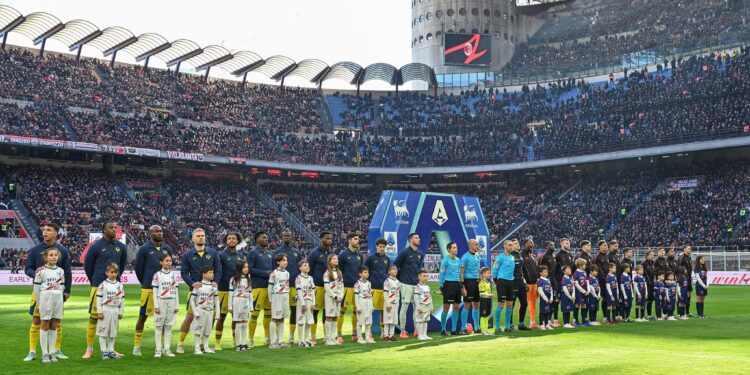 Milan e Verona schierate a San Siro (foto Roberto Colombo)
