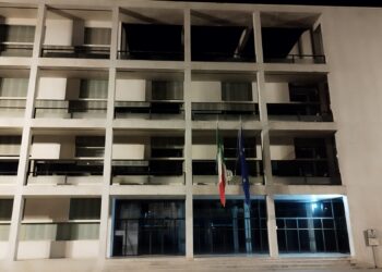 Una immagine notturna di Palazzo Terragni