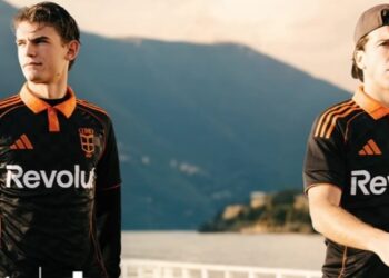 I giocatori del Como modelli per la nuova terza maglia del club lariano