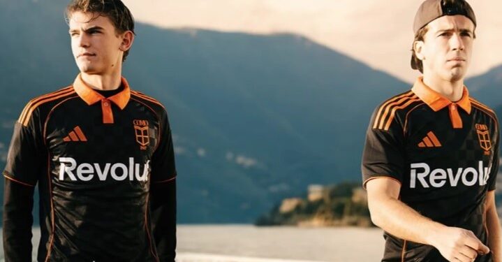 I giocatori del Como modelli per la nuova terza maglia del club lariano