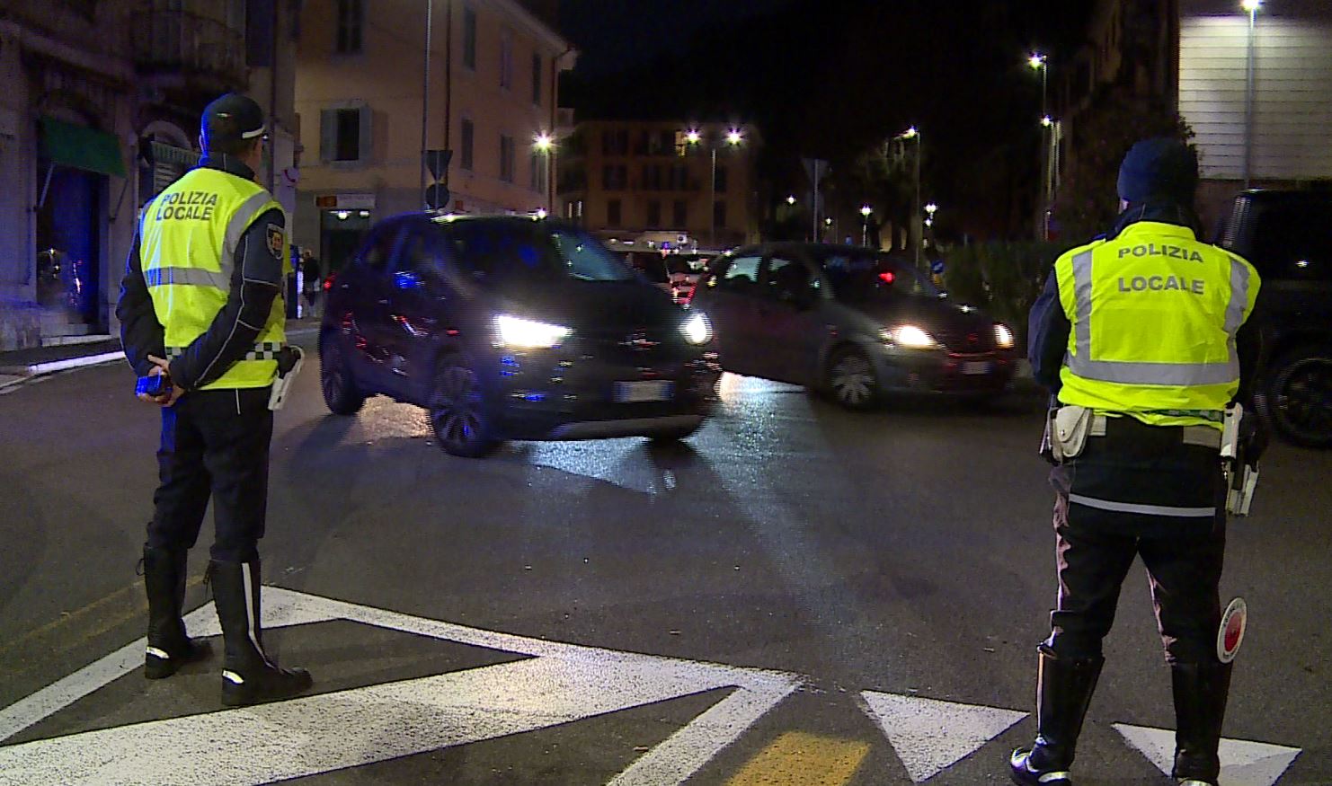 Viabilità in tilt a Como, tutti in coda per shopping e Natale. Chiusa via Milano