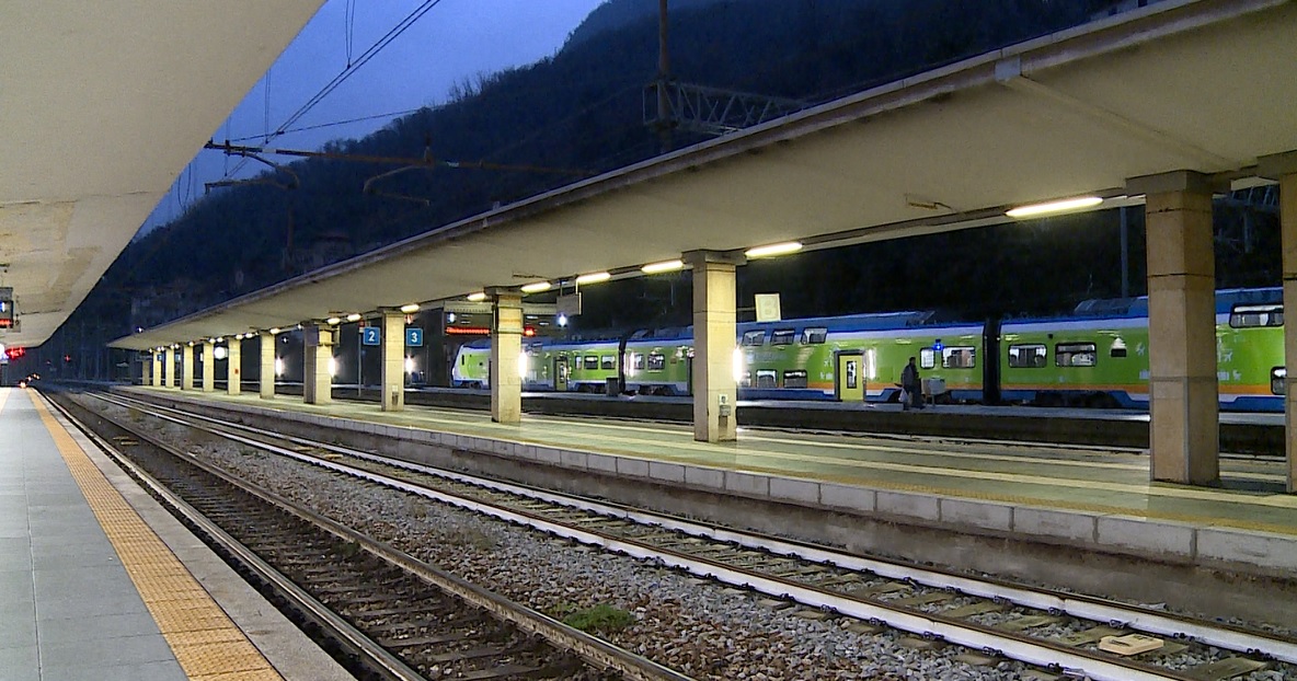 Pugno in faccia alla capotreno che gli chiede il biglietto: il tribunale di Como accoglie la richiesta di perizia psichiatrica