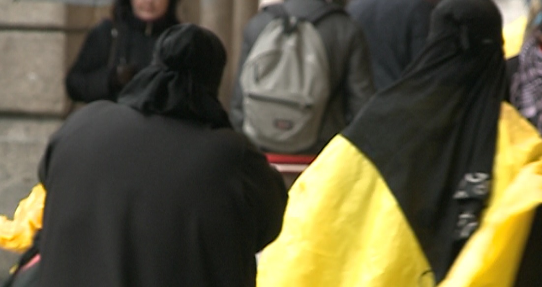 Giussano, la mozione antiburqa approda in consiglio comunale. Il sindaco: “È una battaglia di civiltà, i cittadini chiedono sicurezza”