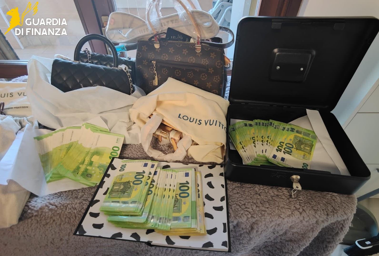 Maxi operazione della guardia di finanza. Da Prada a Gucci, sequestrati oltre 30mila articoli di lusso contraffatti