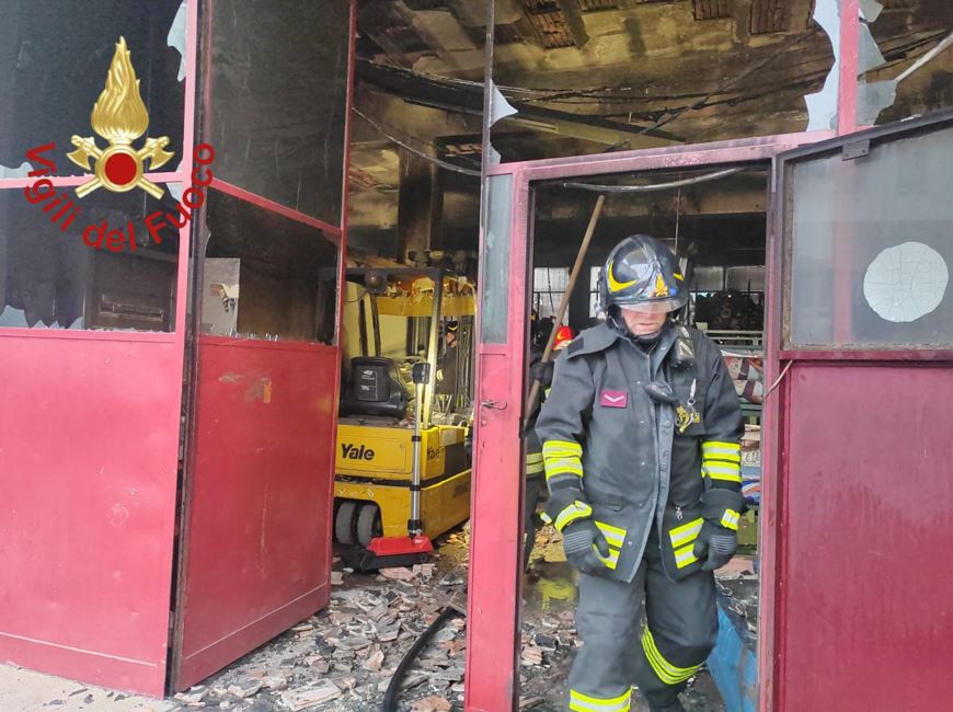 Como, incendio in un capannone dismesso: vigili del fuoco e forze dell’ordine in via Paoli