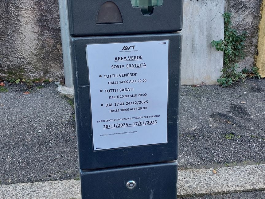 Parcheggi in città: Como aumenta le tariffe, Varese a Natale punta sulla gratuità nei weekend