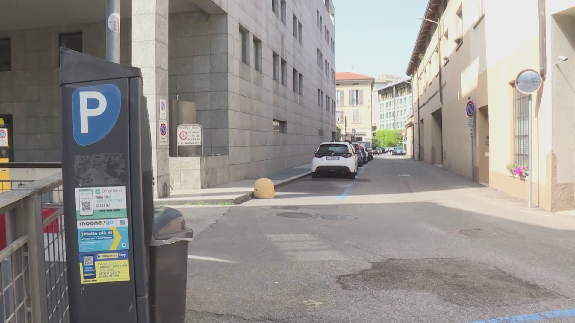 Como, via Torriani: ruba dall’auto parcheggiata ma il proprietario lo scopre. Arrestato