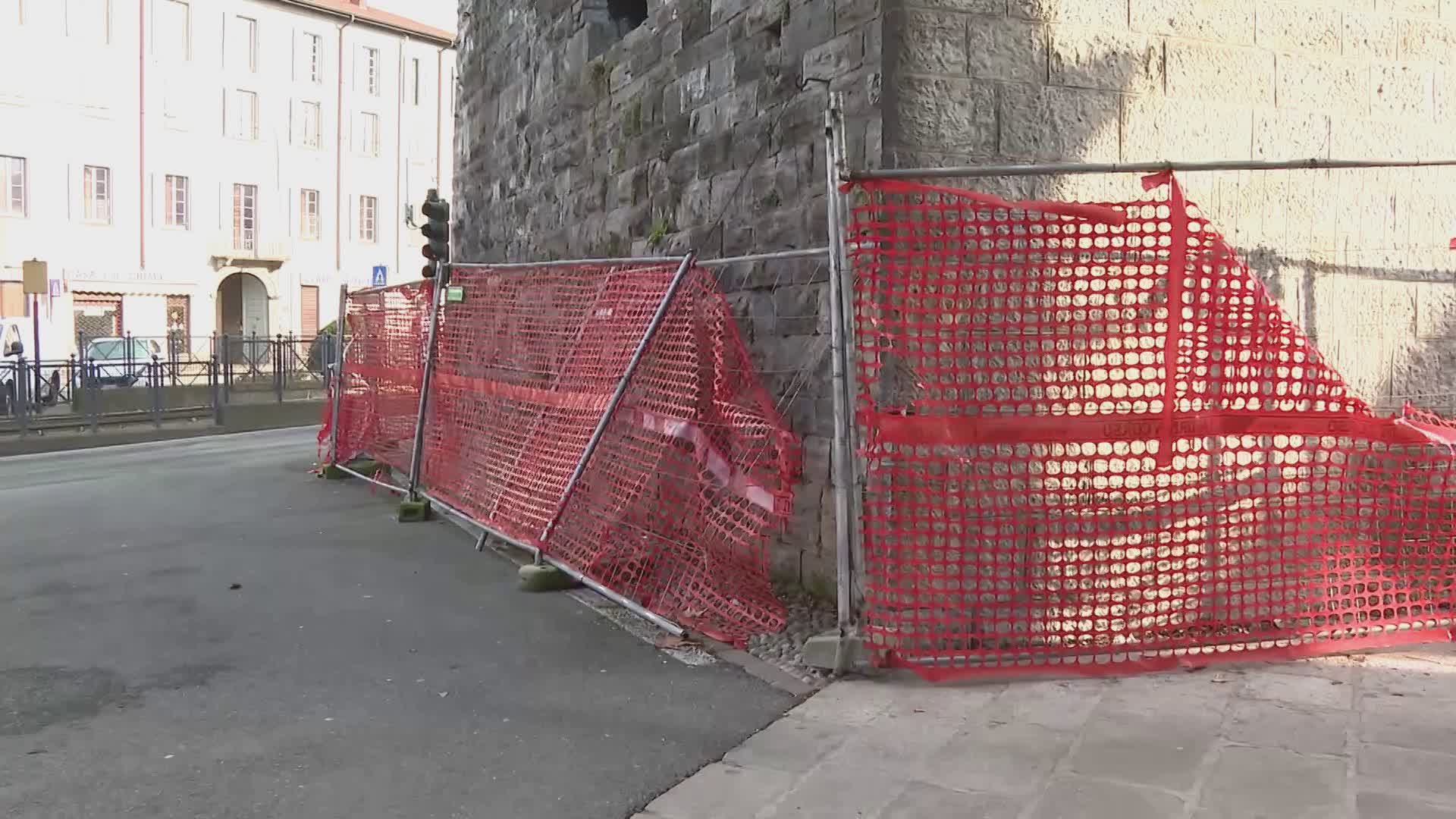 Torri di Como transennate a tempo indeterminato, il sindaco: “Umiliante non trovare una soluzione”