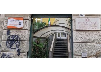 Polizia e Carabinieri anche con le unità cinofile per controllare gli studenti