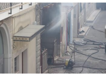 Intrappolati in casa dopo esplosioni per fuga di gas